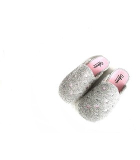 zapatilla de casa para mujer para verano descalza atras en tela de rizo de color gris con lunares rosas fabricad por Cabrera