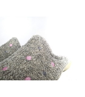 zapatilla de casa para mujer para verano descalza atras en tela de rizo de color gris con lunares rosas fabricada por Cabrera