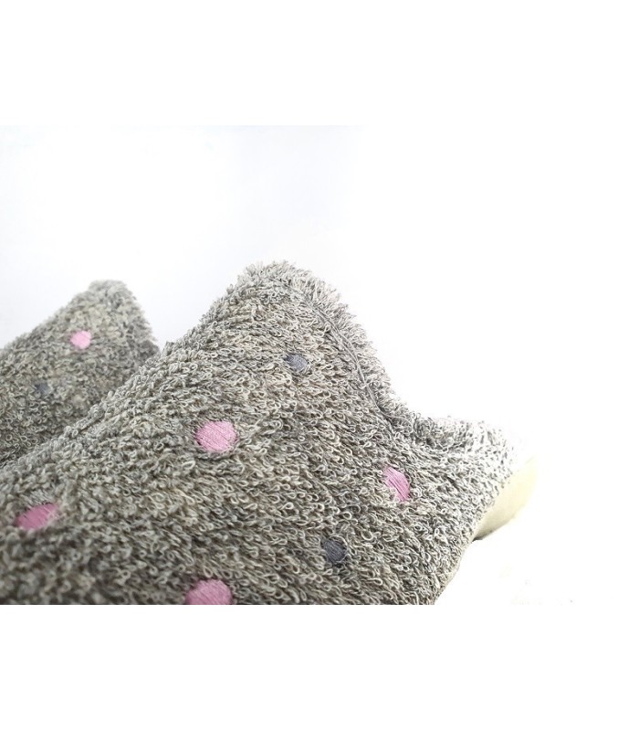 zapatilla de casa para mujer para verano descalza atras en tela de rizo de color gris con lunares rosas fabricada por Cabrera