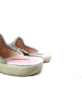 zapatilla de casa para mujer para verano descalza atras en tela de rizo de color gris con lunares rosas fabricad por Cabrera