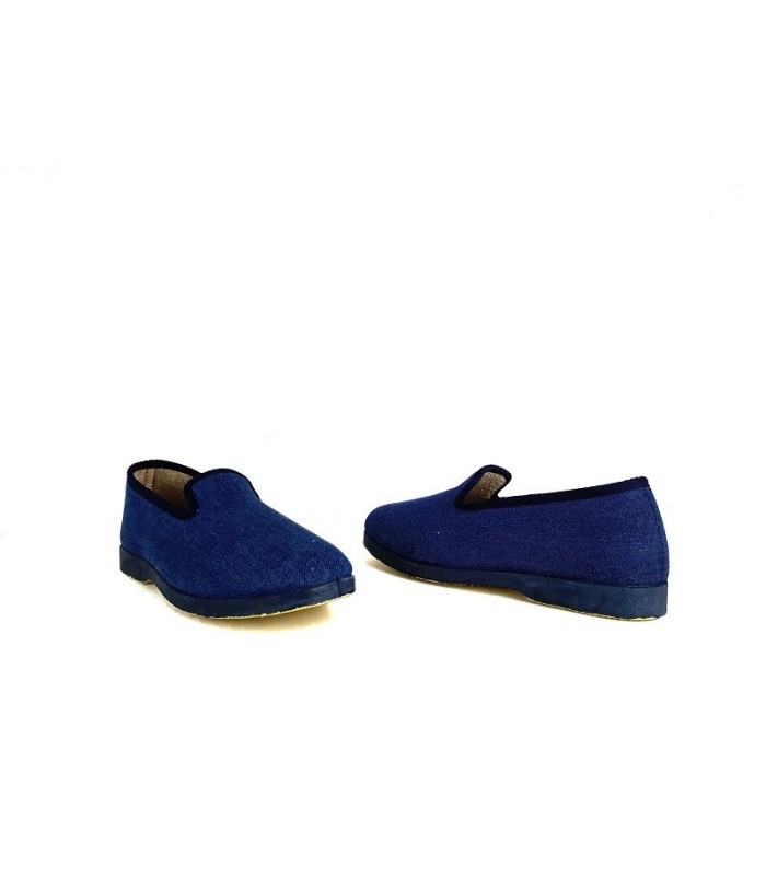 zapatilla de verano para hombre en color azul con diseño cerrada fabricada por Pelusin en España