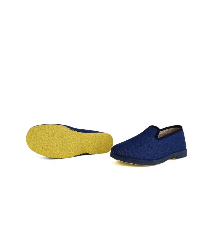 zapatilla de verano para hombre en color azul con diseño cerrada fabricada por Pelusin en España
