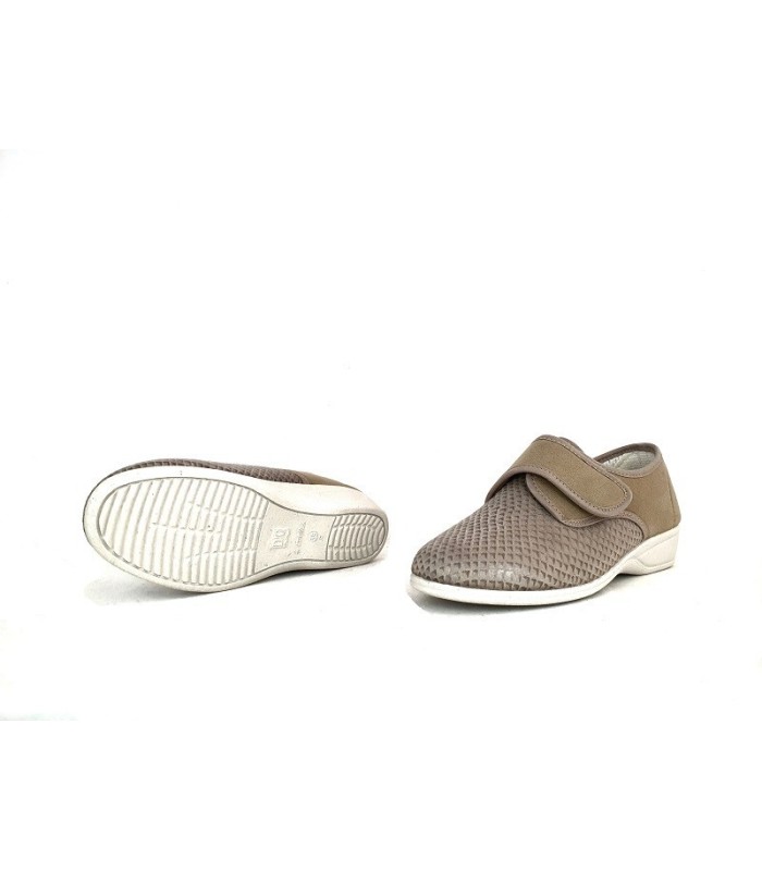 Foto de la suela:
Piso cuña caucho zapatilla licra Doctor Cutillas beige