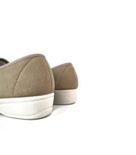 Vista trasera de la cuña de la zapatilla beige