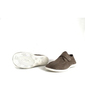 alpargata, zapatilla para hombre de verano en textil calado y cierre de velcro en color beige fabricada por el Doctor Cutillas