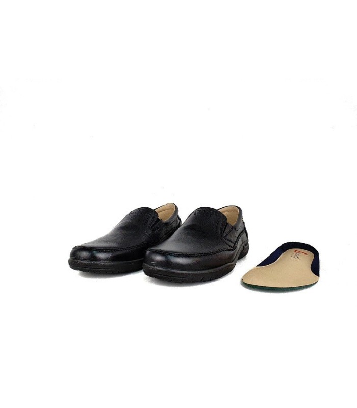 Mocasín de sport fabricado por Lusetti en piel negra, junto a la plnatilla extraida