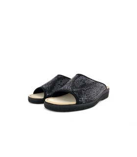 pinki, zapatilla de casa descalza adelante y atras en textil de animal print fabricada por Roal de color negro