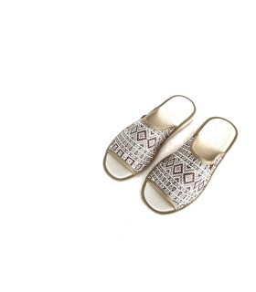 zapatilla abierta adelante y atras, pinki en textil etnico para mujer de verano fabricada por Shoecology