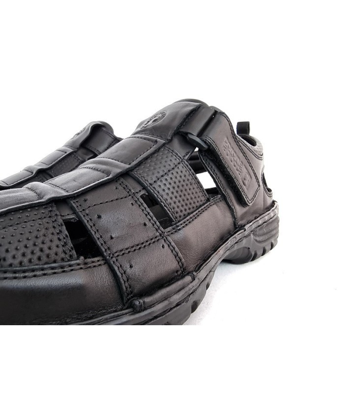 sandalia cerrada de sport en piel de color negro con cierre de velcro fabricada por el Coronel Tapioca