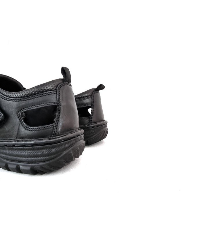 sandalia cerrada de sport en piel de color negro con cierre de velcro fabricada por el Coronel Tapioca