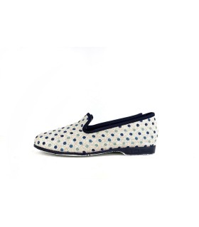 Zapatilla de casa para verano con lunares azules de Pelusin, diseño fresco y transpirable, vista de perfil