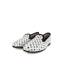 Vista lateral de la zapatillas casa lunares verano de Pelusin con piso de goma flexible, vista de medio perfil