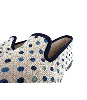 zapatilla de casa para mujer de verano en textil de lunares azules fabricada por Pelusin cerrada