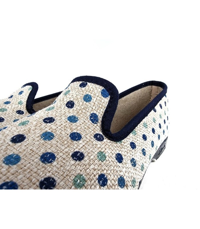 zapatilla de casa para mujer de verano en textil de lunares azules fabricada por Pelusin cerrada