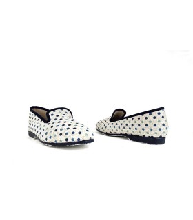 zapatillas de casa para mujer de verano en textil de lunares azules fabricada por Pelusin cerrada, vista de los dos perfiles.