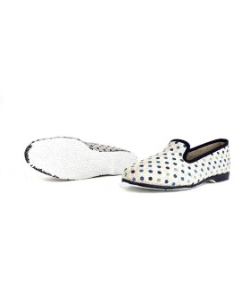 zapatilla de casa para mujer de verano en textil de lunares azules fabricada por Pelusin cerrada
