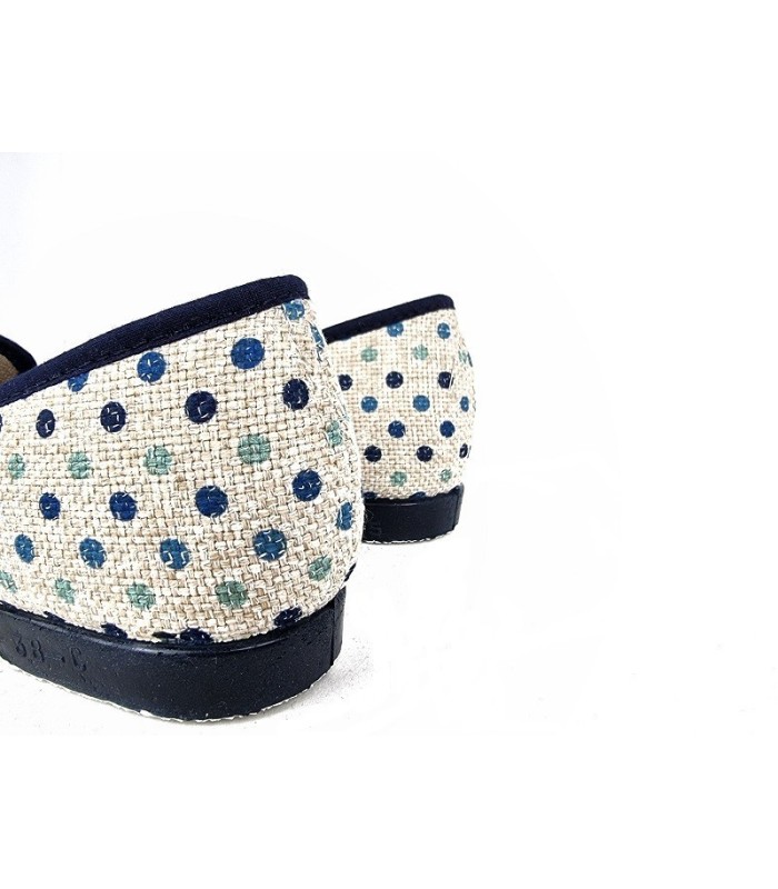 zapatilla de casa para mujer de verano en textil de lunares azules fabricada por Pelusin cerrada