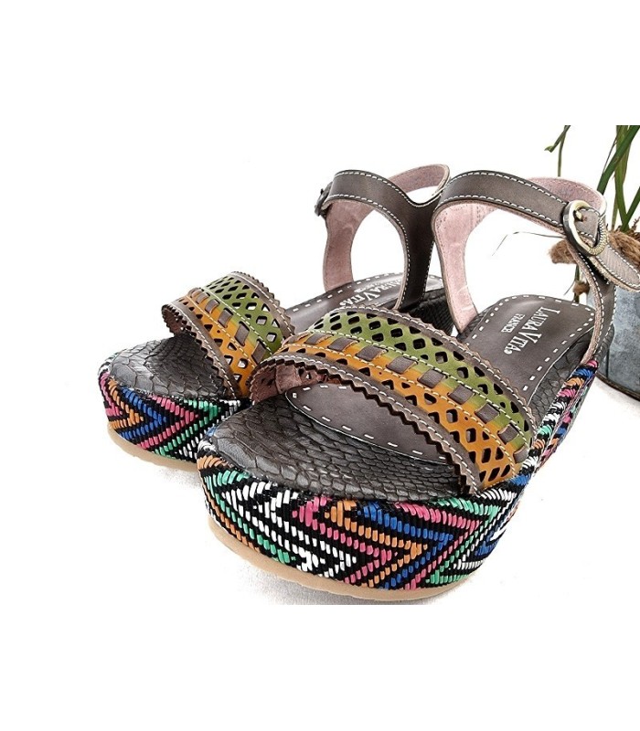Sandalia de piel con motivos étnicos con plataforma modelo Jacmbeo de Laura Vita para mujer
