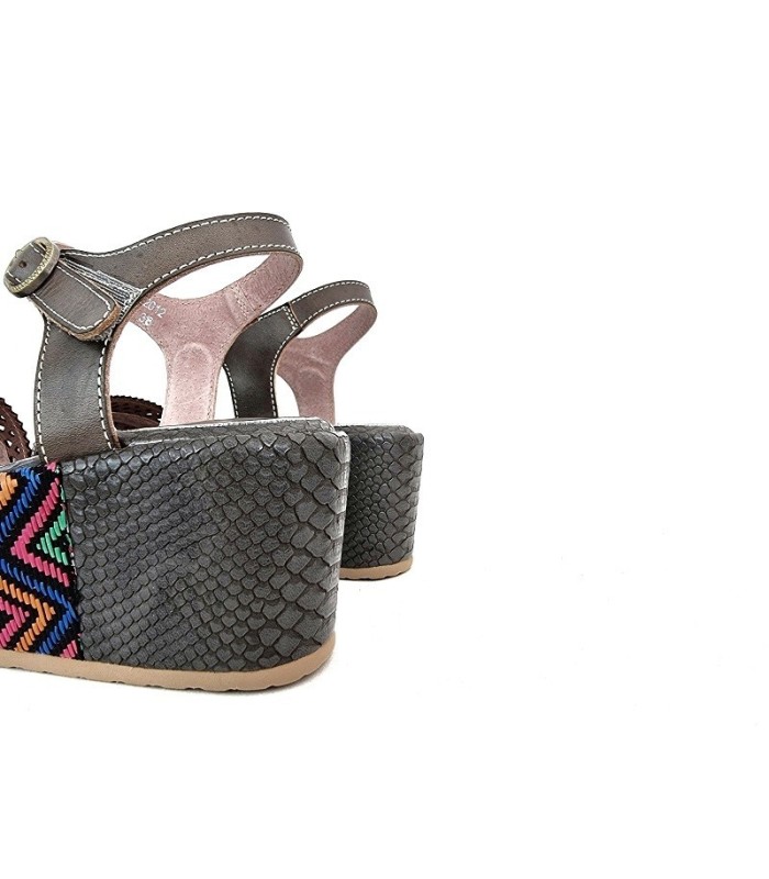 Sandalia de piel con motivos étnicos con plataforma modelo Jacmbeo de Laura Vita para mujer