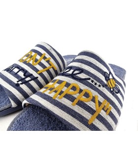 zapatilla de casa pinki de mujer para verano en textil de rayas azules con mensaje dont worry bee happy fabricado por cabrera
