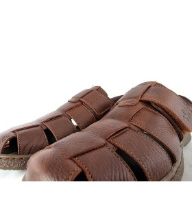 sandalia en piel marron cerrada adelante con plantilla extraible y cierre de velcro fabricad por Notton