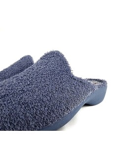 zapatilla de casa de verano para mujer en tela de rizo o toalla de color azul descalza atras con cuña fabricada por Gema Garcia