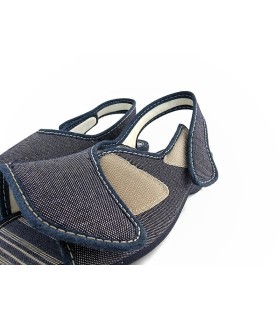 zapatilla de casa para mujer de verano descalza con cierre de velcro de color azul vaquero fabricada por Gema Garcia