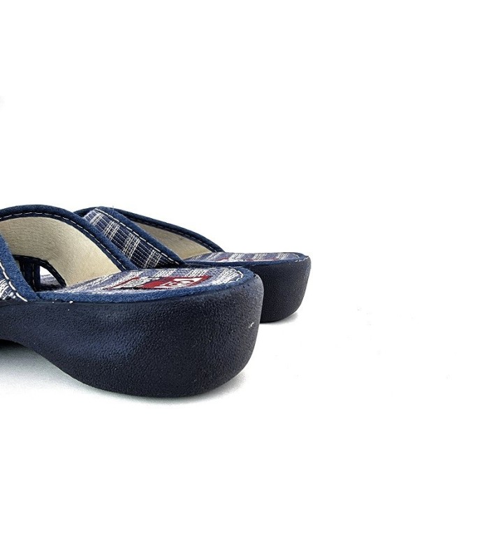 zapatilla de casa de verano para mujer de tiras cruzadas de color azul con cuña fabricada por Gema Garcia