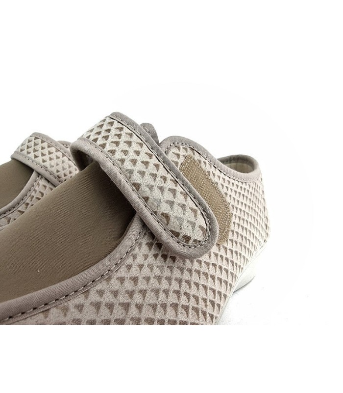 Detalle de la pala elástica de licra en zapatillas Doctor Cutillas en zapatilla beige