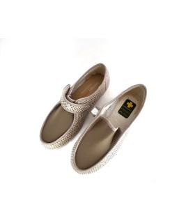 zapatillas de casa de lycra con cierre de velcro de color beige de horma ancha fabricada por el Doctor Cutillas