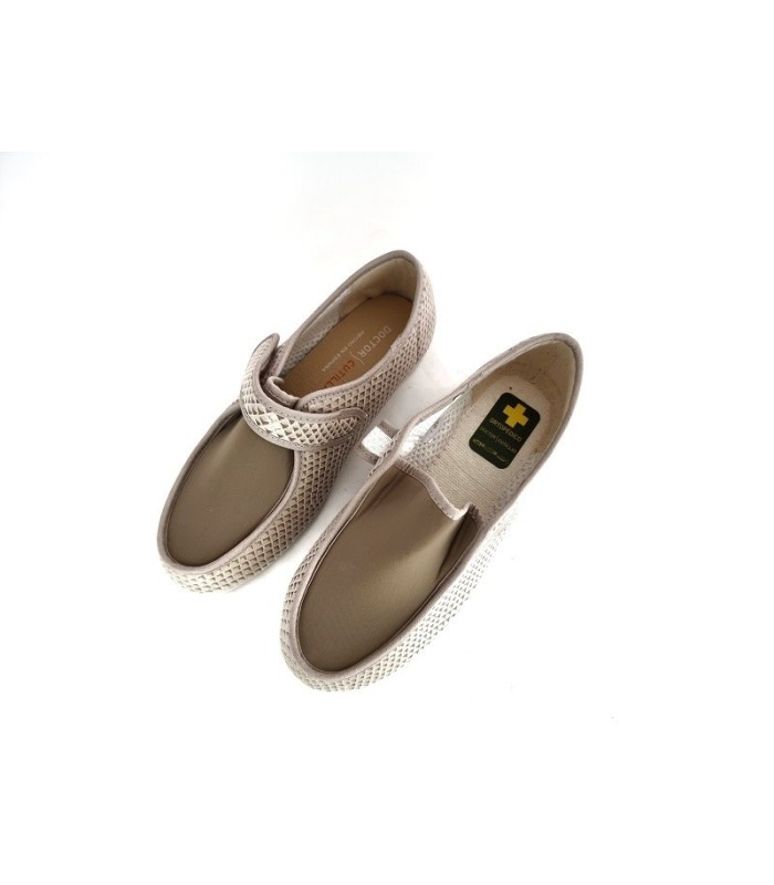 zapatillas de casa de lycra con cierre de velcro de color beige de horma ancha fabricada por el Doctor Cutillas
