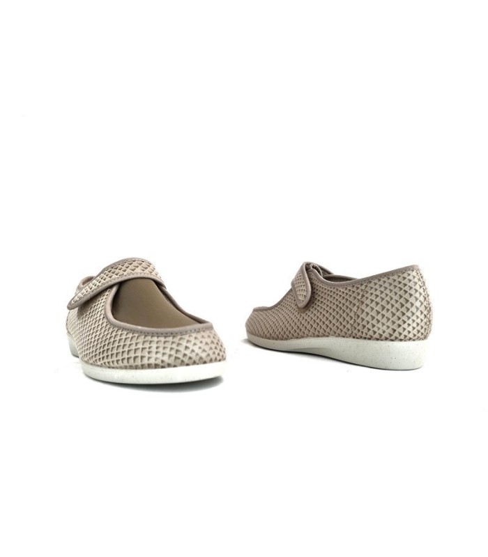 zapatilla de casa de lycra con cierre de velcro de color beige de horma ancha fabricada por el Doctor Cutillas