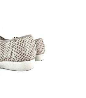 zapatilla de casa de lycra con cierre de velcro de color beige de horma ancha fabricada por el Doctor Cutillas