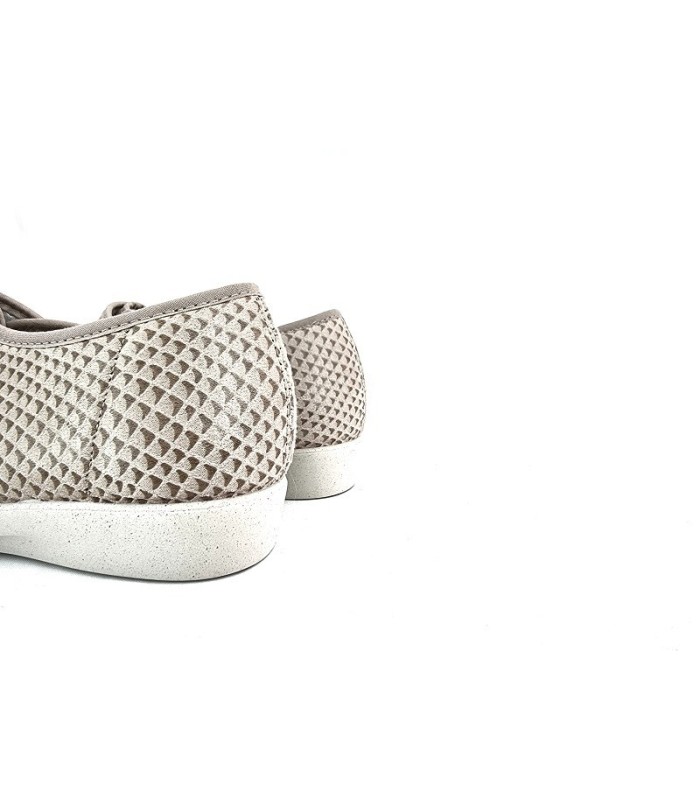 zapatilla de casa de lycra con cierre de velcro de color beige de horma ancha fabricada por el Doctor Cutillas