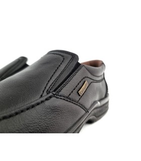 Zapato de piel de color negro tipo mocasin de horma ancha y ligero para hombre fabricado por Luisetti modelo Tudson