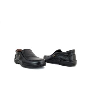 Zapatos de piel de color negro tipo mocasin de horma ancha y ligero para hombre fabricado por Luisetti modelo Tudson
