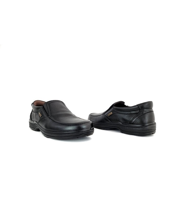 Zapato de piel de color negro tipo mocasin de horma ancha y ligero para hombre fabricado por Luisetti modelo Tudson