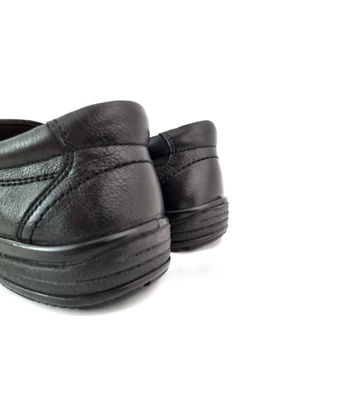 Zapato de piel de color negro tipo mocasin de horma ancha y ligero para hombre fabricado por Luisetti modelo Tudson
