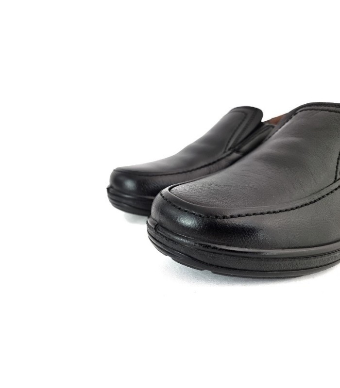 Zapato de piel de color negro tipo mocasin de horma ancha y ligero para hombre fabricado por Luisetti modelo Tudson