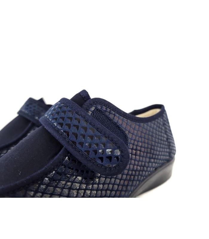 Detalle del cierre con velcro de la zapatilla azul del Doctor Cutillas