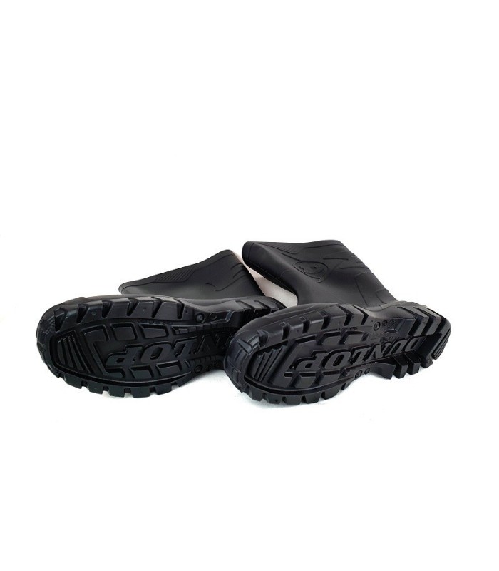 bota de agua, katiuska de media caña de color negro fabricada por Dunlop para hombre