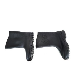 bota de agua, katiuska de media caña de color negro fabricada por Dunlop para hombre