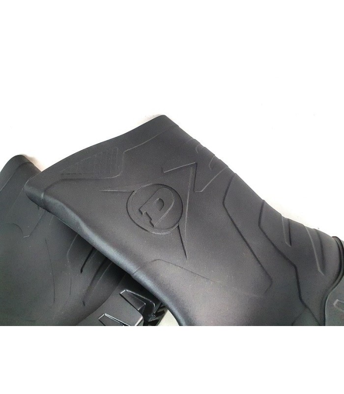 bota de agua, katiuska de media caña de color negro fabricada por Dunlop para hombre