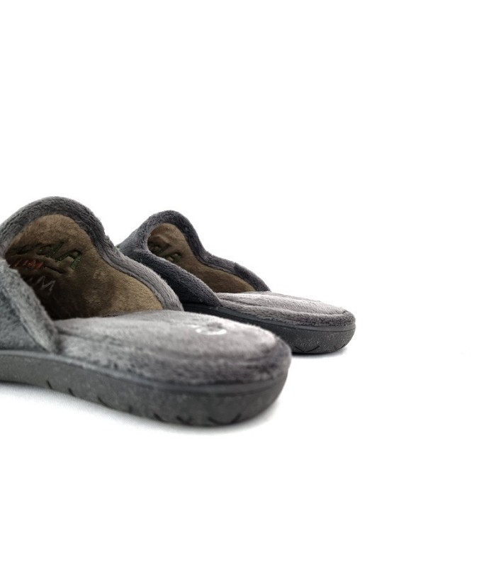 Zapatilla de casa descalza para hombre con mensaje abuelo molas mogollon de color gris fabricada por Cabrera