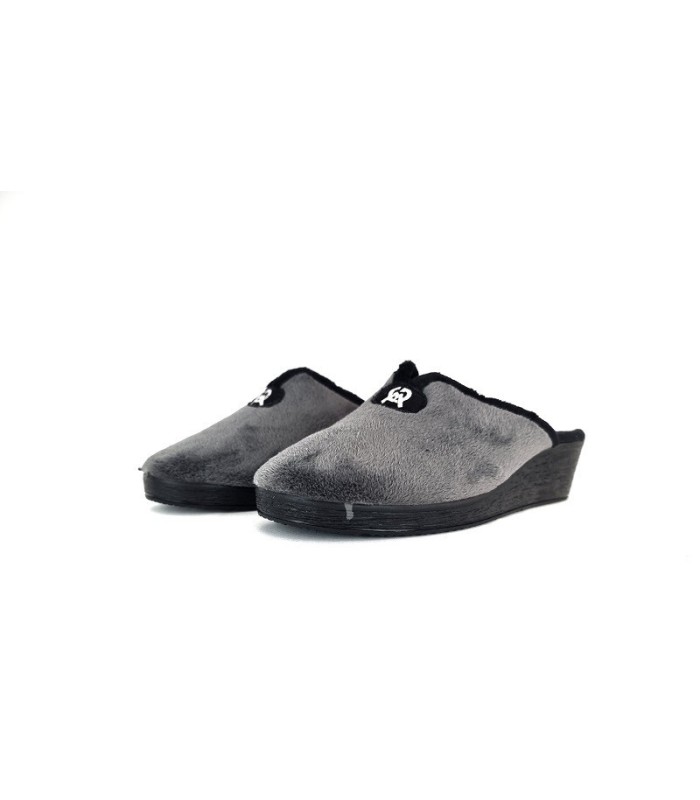 zapatilla de casa para mujer de color gris de invierno descalza con cuña fabricada por Gema García
