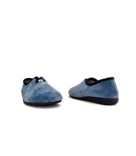 zapatilla de casa cerrada azul con plantilla extraible fabricada por Gema Garcia para mujer