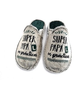 zapatilla de casa descalza con mensaje super papa en practicas fabricada por Garrido Muro