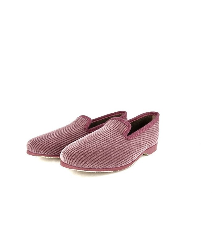 Medio perfil: Zapatilla de casa Pelusin en pana rosa diseño clásico