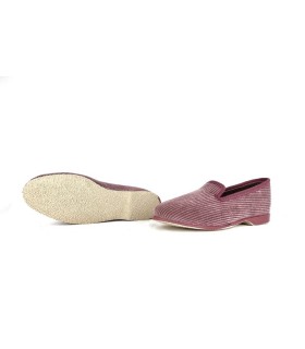 Detalle de la suela de goma antideslizante de la zapatilla Pelusin. zapatilla rosa