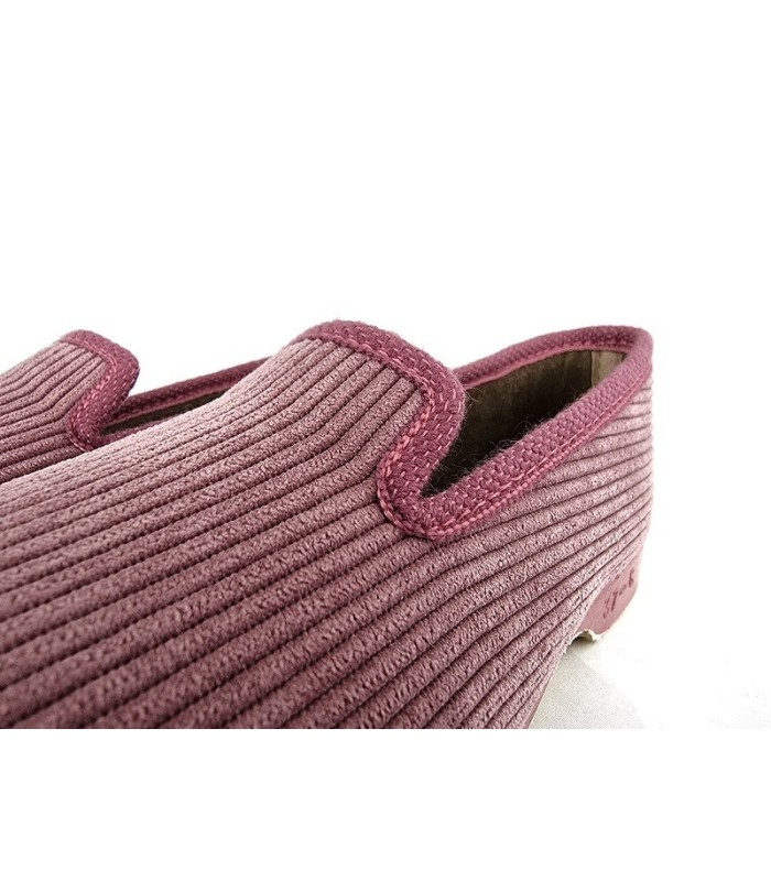 detalle del textil de pana rosa de las zapatillas de invierno de mujer